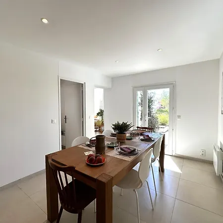 La Tancade, Pour 8 Personnes Avec Vue A 5 Minutes De La De L'almanarre A Villa