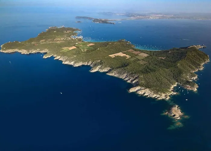 La Tancade, Pour 8 Personnes Avec Vue A 5 Minutes De La De L'almanarre A Villa