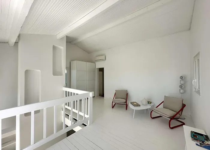 La Tancade, Pour 8 Personnes Avec Vue A 5 Minutes De La De L'almanarre A *