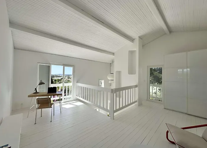 La Tancade, Pour 8 Personnes Avec Vue A 5 Minutes De La De L'almanarre A