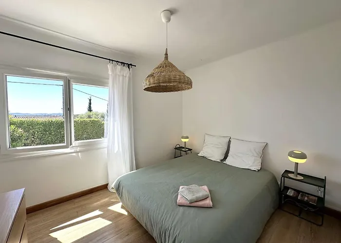 Villa La Tancade, Pour 8 Personnes Avec Vue A 5 Minutes De La De L'almanarre A Hyères