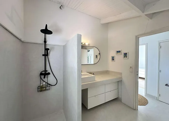 La Tancade, Pour 8 Personnes Avec Vue A 5 Minutes De La De L'almanarre A