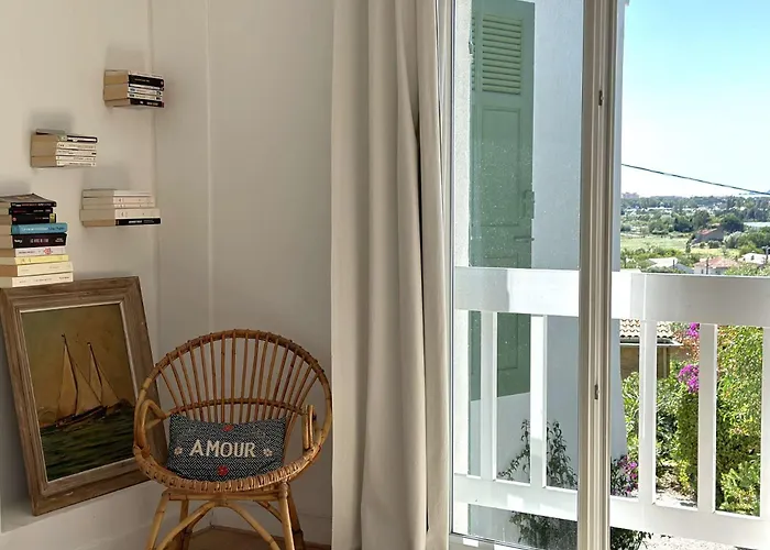 La Tancade, Pour 8 Personnes Avec Vue A 5 Minutes De La De L'almanarre A *