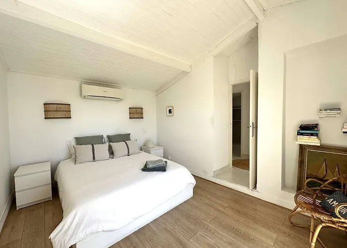 La Tancade, Pour 8 Personnes Avec Vue A 5 Minutes De La De L'almanarre A Hyères