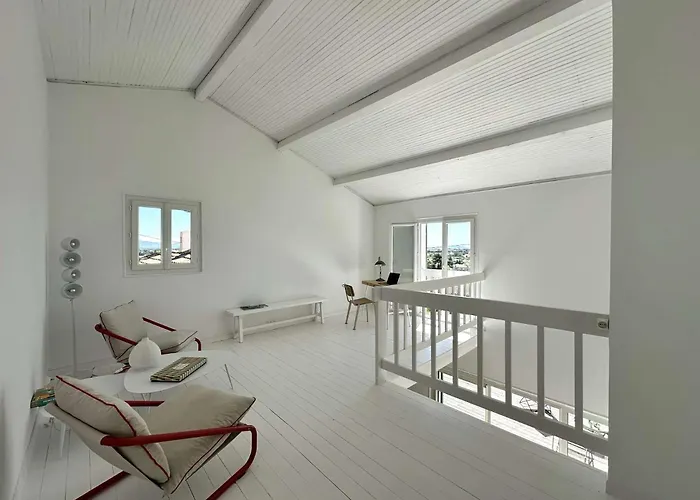 La Tancade, Pour 8 Personnes Avec Vue A 5 Minutes De La De L'almanarre A *