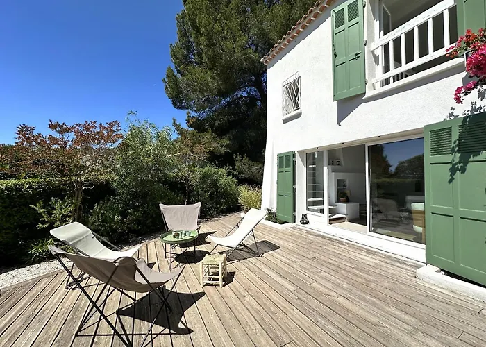 La Tancade, Pour 8 Personnes Avec Vue A 5 Minutes De La De L'almanarre A Villa *