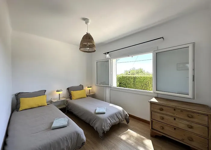 La Tancade, Pour 8 Personnes Avec Vue A 5 Minutes De La De L'almanarre A