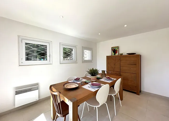 Villa La Tancade, Pour 8 Personnes Avec Vue A 5 Minutes De La De L'almanarre A