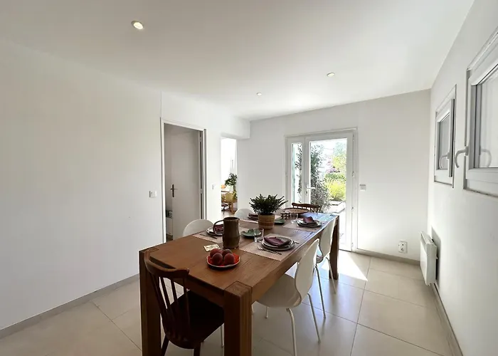 La Tancade, Pour 8 Personnes Avec Vue A 5 Minutes De La De L'almanarre A Villa