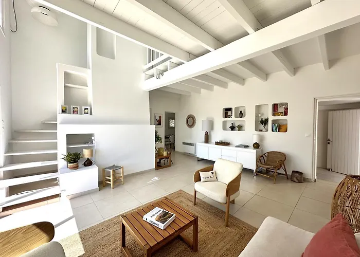 La Tancade, Pour 8 Personnes Avec Vue A 5 Minutes De La De L'almanarre A Villa *