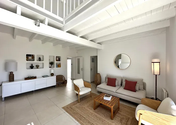 La Tancade, Pour 8 Personnes Avec Vue A 5 Minutes De La De L'almanarre A Villa *