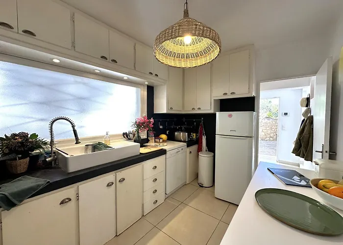 La Tancade, Pour 8 Personnes Avec Vue A 5 Minutes De La De L'almanarre A *