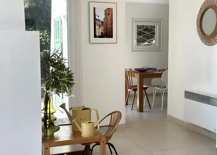 La Tancade, Pour 8 Personnes Avec Vue A 5 Minutes De La De L'almanarre A * Hyères