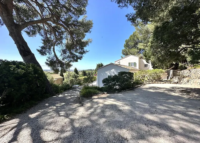 La Tancade, Pour 8 Personnes Avec Vue A 5 Minutes De La De L'almanarre A Villa